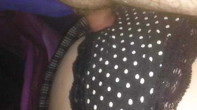 La nipote piena signora matura amatoriale ha corrotto il nonno con un pompino e scopata da un cavaliere