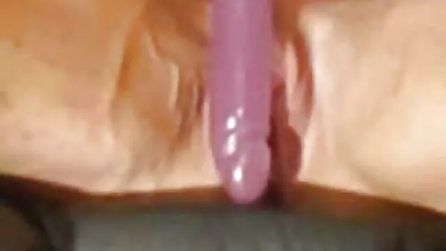 Pulcino strofina donne mature amatoriale il corpo con la pioggia dorata