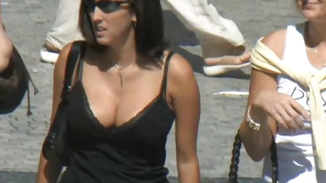 hot dai capelli neri amatoriali italiani donne mature slut Alektra Blue è scopata duro dal suo fattorino
