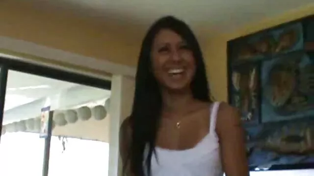 bruna donne formose amatoriali bambola ringhiera cazzo all'aperto