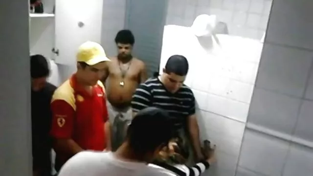 Dopo gangbang in Dacia lesbiche leccare sperma dalla figa di un amico video amatoriali gratis donne mature