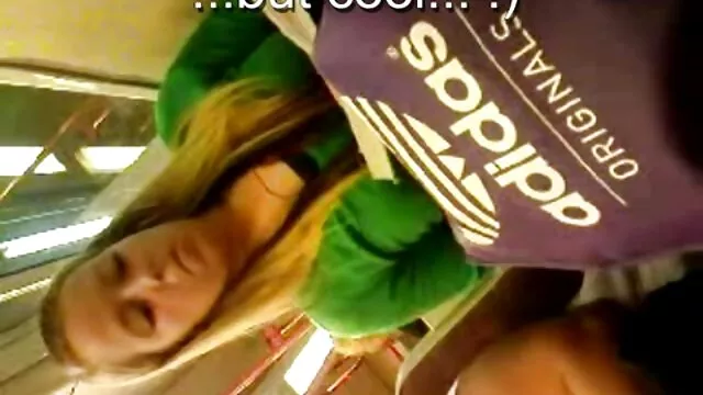 Bruna dai grossi video amatoriali mature seni strofina la figa con le dita