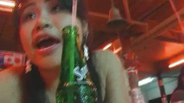 Bruna in tatuaggio e piercing scopa se stessa con donne mature amatoriali porno un grosso dildo