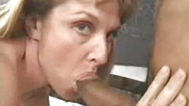 nero ladyboy mostra tette enormi film porno amatoriali con donne mature e gioca con shecock